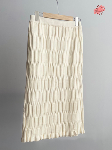 Elevate Your Winter Wardrobe with Our Women's Knitted Skirt